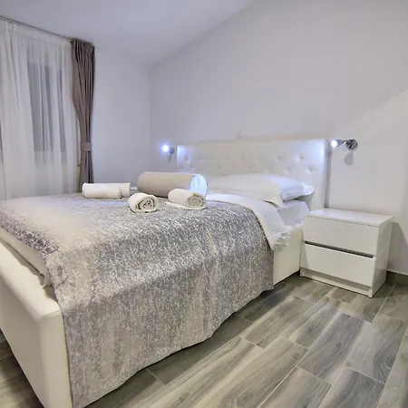 Sana 1 Holiday home *